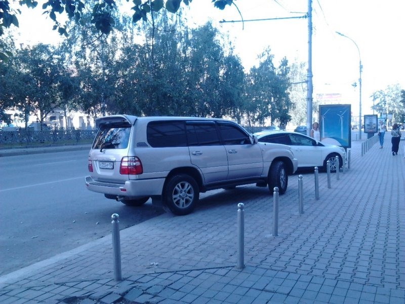 Новосибирцам разрешили парковаться на Красном проспекте